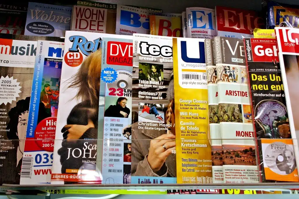 Rayon de magazines allemands de musique, de culture et de famille exposés dans un kiosque