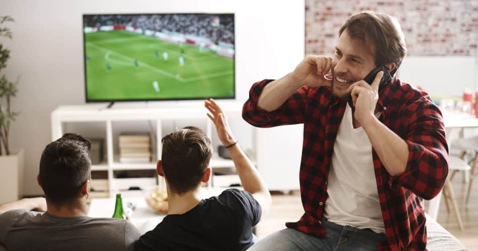Amis regardant un match de foot Équipe + Ligue 1 Plus