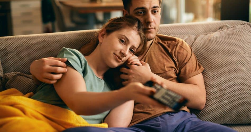 Pareja viendo Atresplayer Premium Familiar