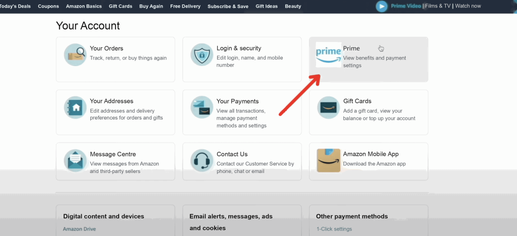 Strona „Twoje konto” Amazon z czerwoną strzałką wskazującą kafelek Prime wśród innych sekcji