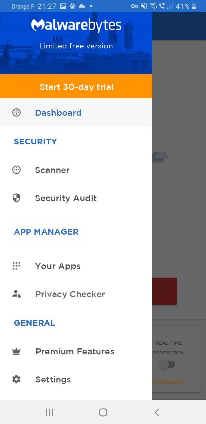 Snímek obrazovky Malwarebytes v mobilu, boční menu s přehledem, zabezpečením a nastavením