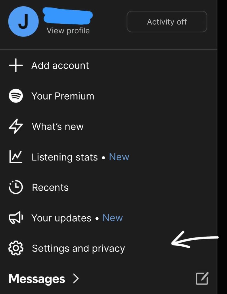 Snímka obrazovky menu Spotify na iPhone: profil používateľa, predplatné Premium, novinky a stavy počúvania