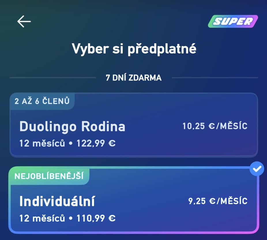 Obrazovka aplikace Duolingo s výběrem předplatného Super: Duolingo Family za 10,25 € a Individual za 9,25 € měsíčně